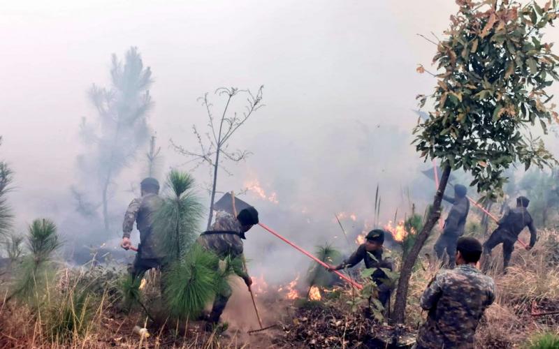 Ejército de Guatemala continúa acciones para sofocar incendio forestal en Chiché, Quiché