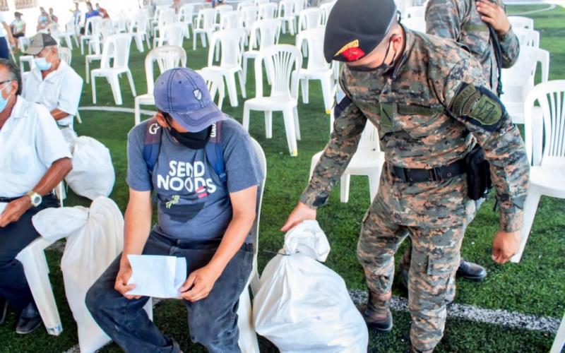 Brigada de Paracaidistas apoya entrega de víveres a familias vulnerables de Escuintla