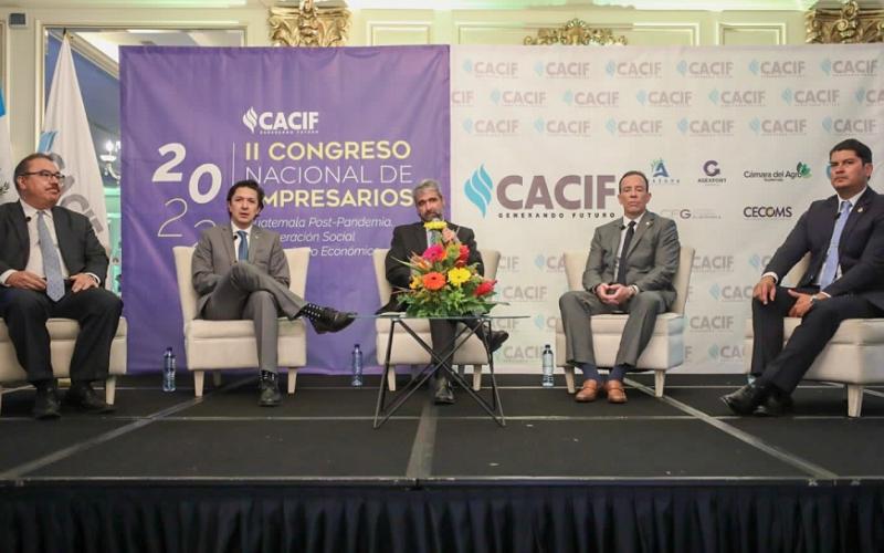 El ministro de Economía, Janio Rosales (primero de Der. a Izq.)