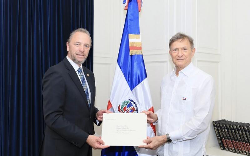 Embajador de Guatemala ante la República Dominicana entrega Copias de Estilo