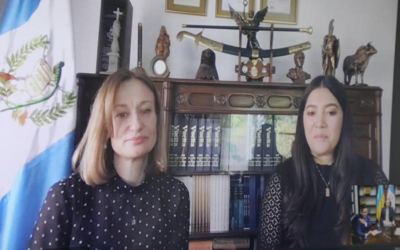 Embajadora de Ucrania concurrente para Guatemala presenta Copias de Estilo