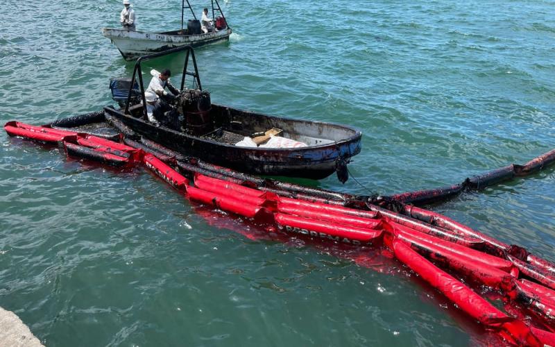 MARN inspecciona fuga de combustible en el Puerto Santo Tomás de Castilla