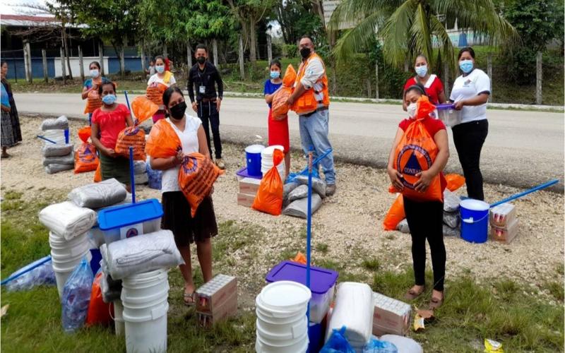 Entrega de ayuda humanitaria a familias afectadas por inundaciones registradas en el departamento de Petén. Fotografía del 15 de febrero de 2022.