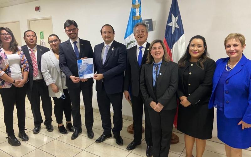Canciller Mario Bucaro junto a los diplomáticos que representan a Guatala en Chile. 