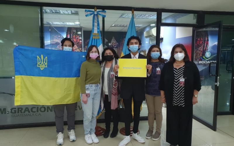Autoridades de la Dirección General Asuntos Consulares y Migratorios de la Cancillería de Guatemala en el recibimiento de los 12 ciudadanos ucranianos