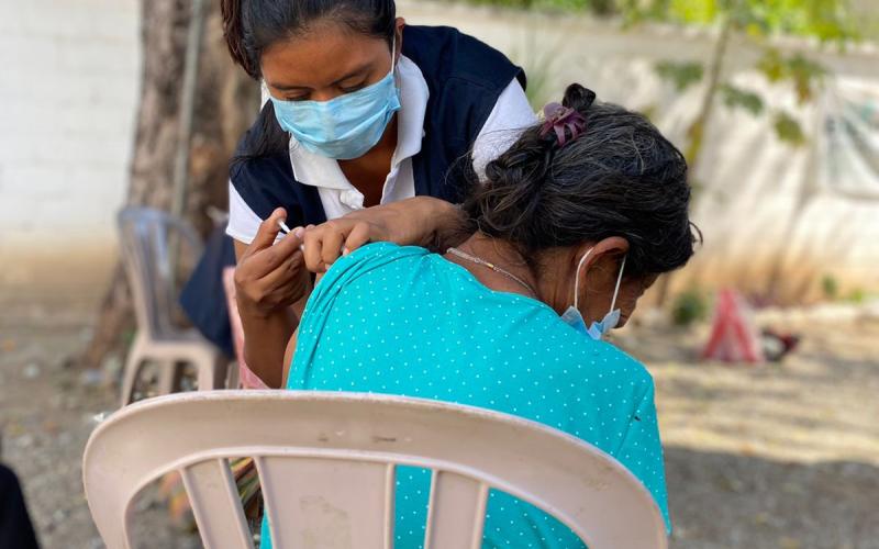 Usuaria de Comedor Social durante vacunación contra COVID-19