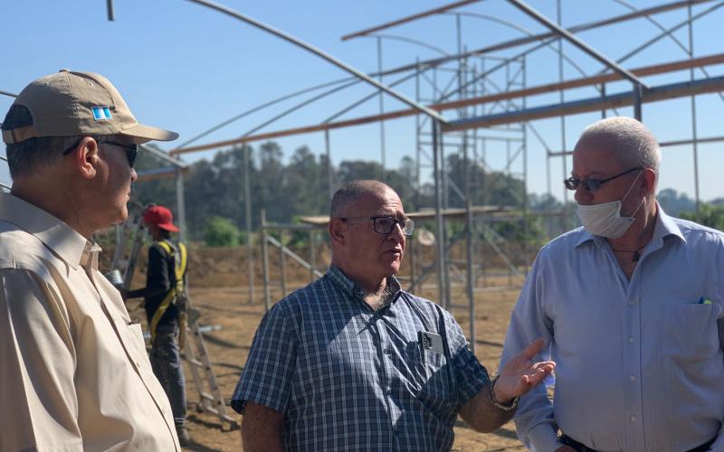 Supervisan avances en la construcción del centro de modernización agrícola