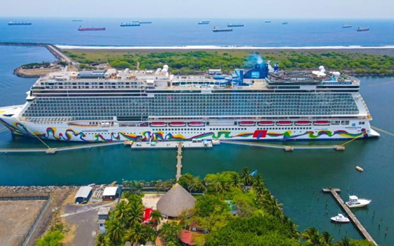 Vista aérea de crucero en Puerto Quetzal en Escuintla
