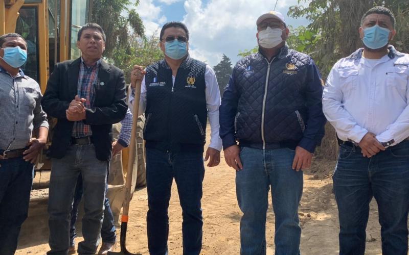 Fodes mejora calle en Acatenango y Comalapa, Chimaltenango