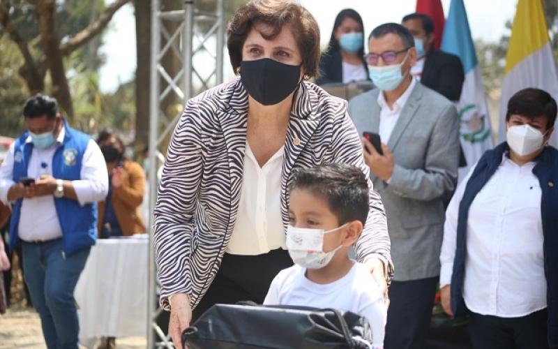 Embajada de Turquía en Guatemala dona kits escolares a niños de San Juan Sacatepéquez 