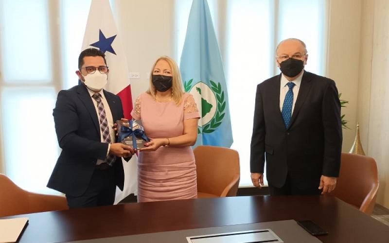 Embajada de Guatemala entrega copias de la Constitución Política de la República a biblioteca del PARLATINO