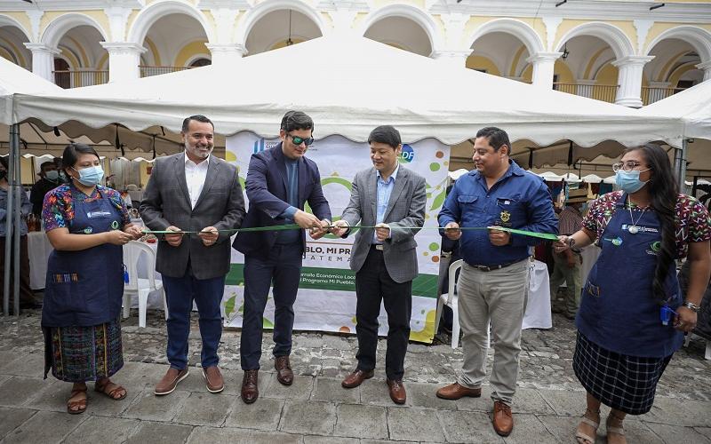 El ministro de economía, Dr. Janio Rosales (tercero de Izq. a Der.) procede a cortar la cinta de inauguración del evento.
