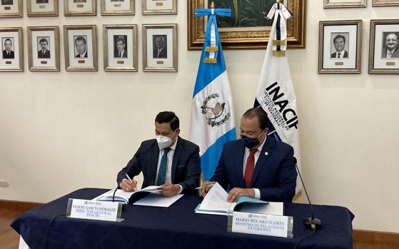 Minex e Inacif firman convenio para facilitar la identificación de guatemaltecos fallecidos en el exterior