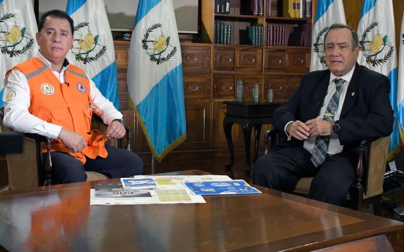 Presidente Alejandro Giammattei y el secretario de Se-Conred, Óscar Cossío