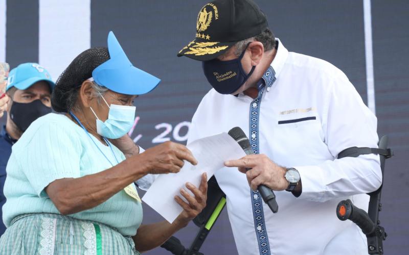 Presidente Alejandro Giammattei entregó beneficio al adulto mayor