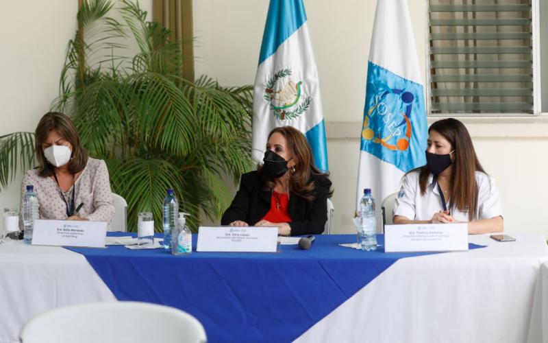 Secretaria de SOSEP, Sara López en reunión con representantes de Fundación Génesis Empresarial y Organización United Way. 