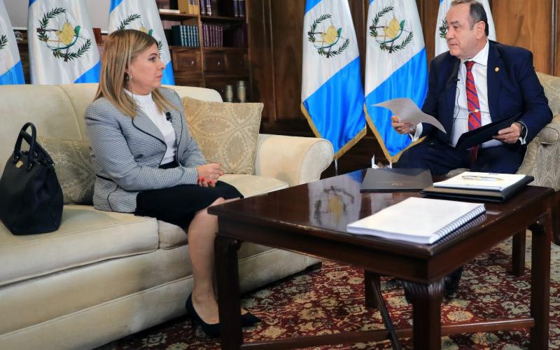 Presidente Alejandro Giammattei entrevistó a Darleene Apolonia Monge Pinelo