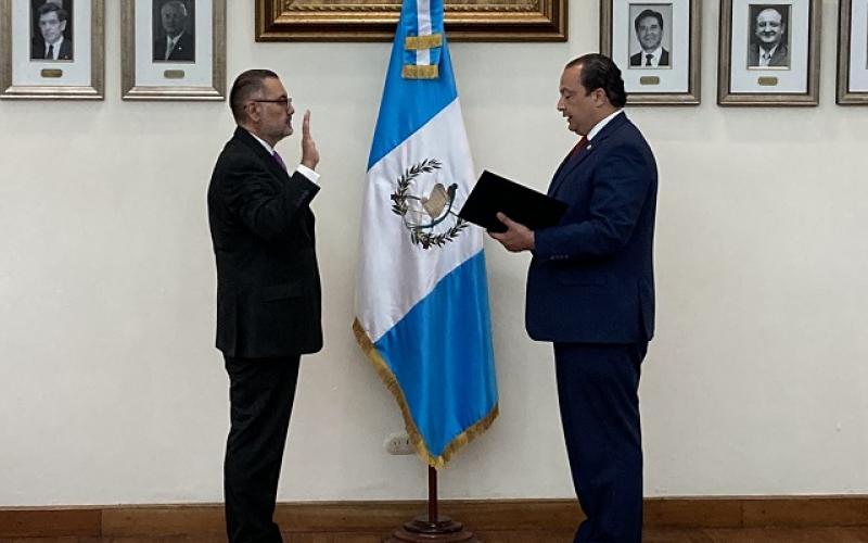 Canciller Mario Búcaro juramenta a Geovanni René Castillo Polanco como nuevo viceministro de Relaciones Exteriores 