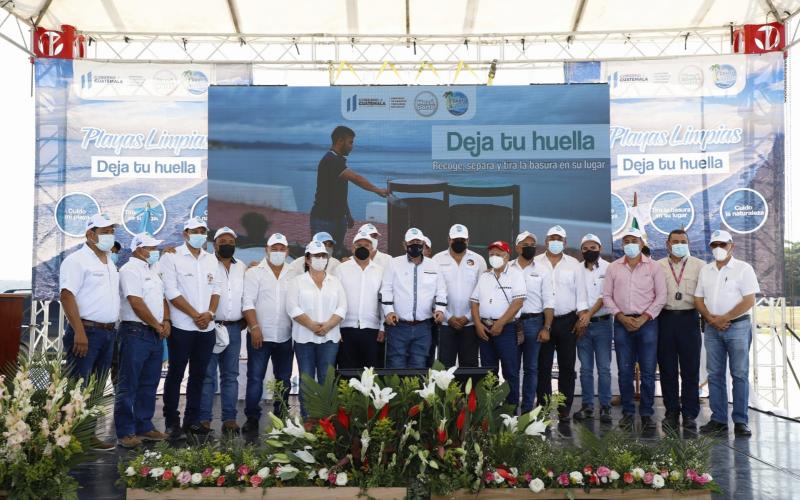 Presidente Giammattei y ministro Mario Rojas dirigen primera fase de Playas Limpias