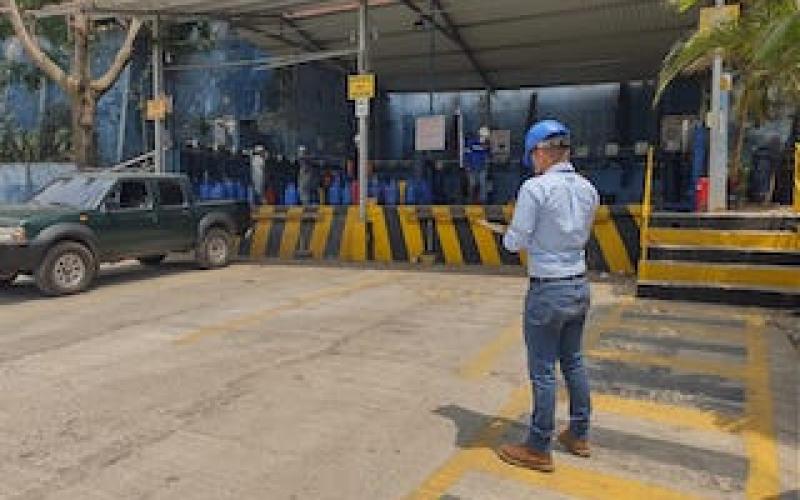Inspección gas propano por personal del MEM.