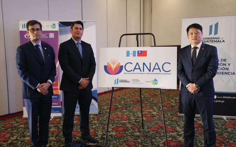 El Dr. Janio Rosales, Ministro de Economía (segundo de Izq. a Der.) participó en el evento.