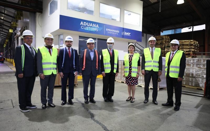 La Viceministra de Integración y Comercio Exterior, María Luisa Flores (tercera de Der. a Izq.) participó en la reunión con personeros del Banco Mundial.