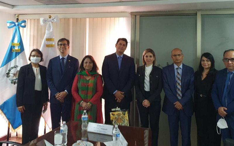 El ministro de economía, Dr. Janio Rosales (cuarto de Izq. a Der.) presidió la reunión.
