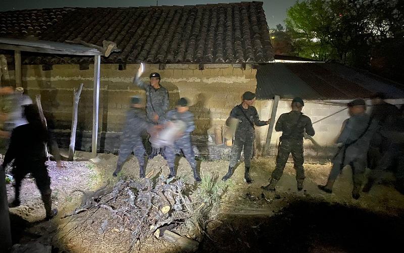 Ejército de Guatemala apoyó evacuación preventiva de familias por incendio forestal en Huehuetenango