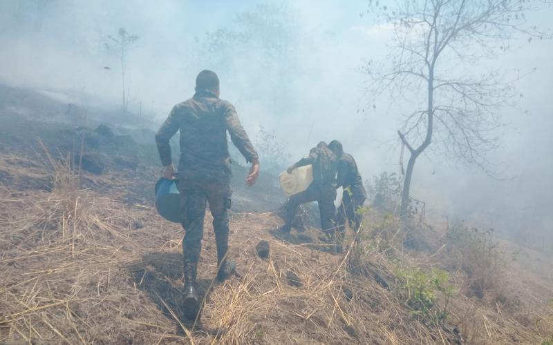Ejército de Guatemala apoyó combate de incendio forestal en Pasaco, Jutiapa