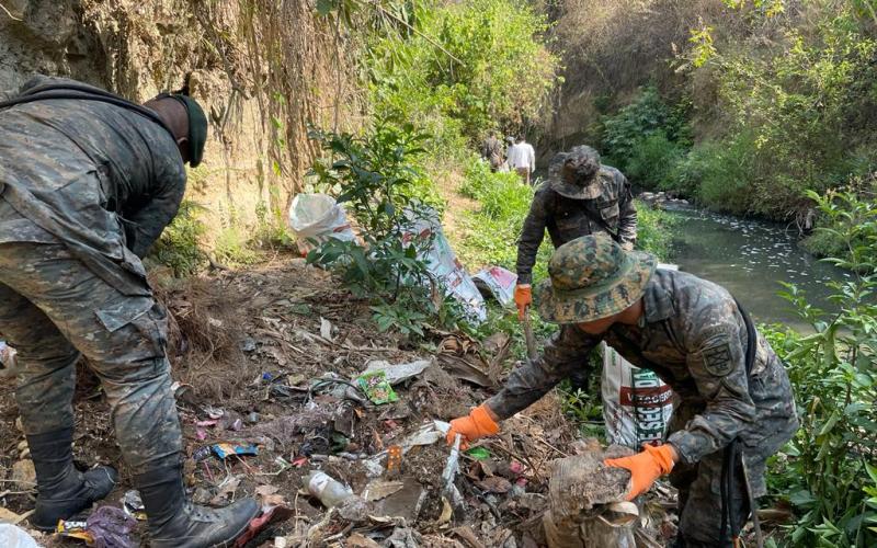 Ejército de Guatemala apoya limpieza de río Méndez en la zona 17 capitalina