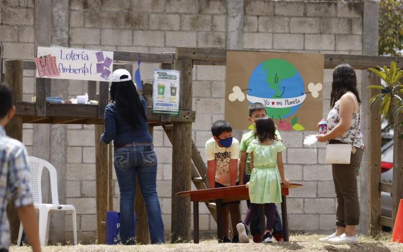 Estudiantes disfrutan de feria ambiental