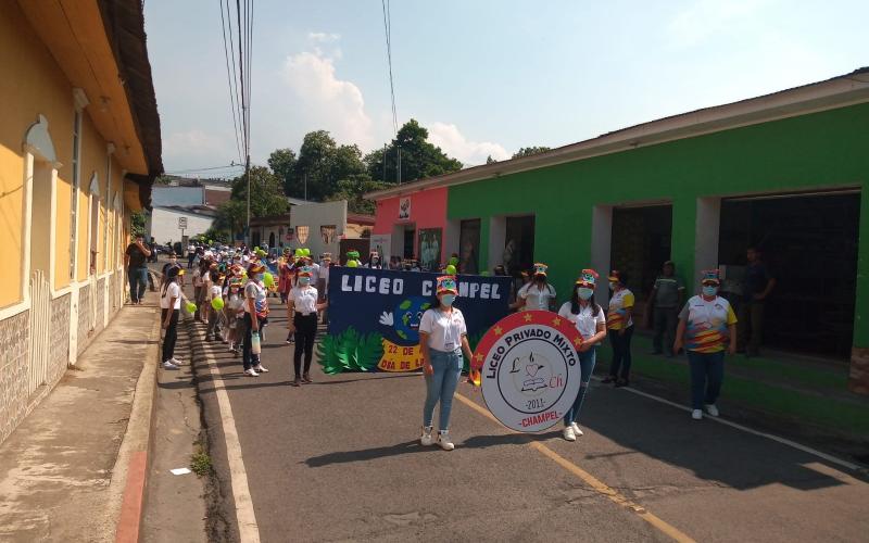 Caminata en Retalhuleu celebra el Día de la Tierra