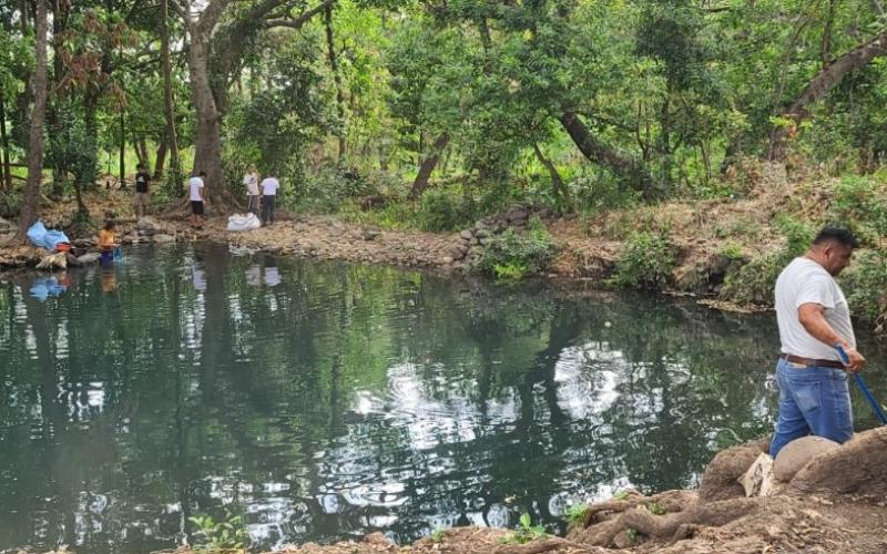 Estudiantes de Atescatempa se unen para limpiar la Poza Azul