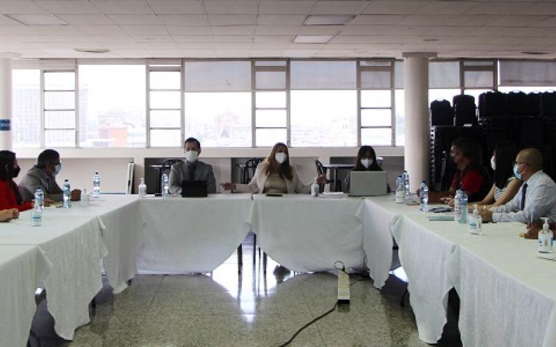 Directora de Onsec en reunión con sindicalistas y autoridades de Salud