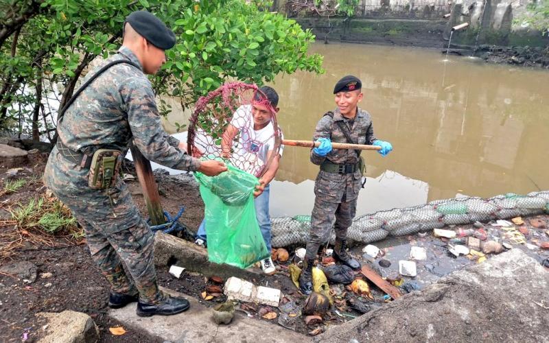 Ejército de Guatemala en apoyo interinstitucional realiza limpieza de biobarda