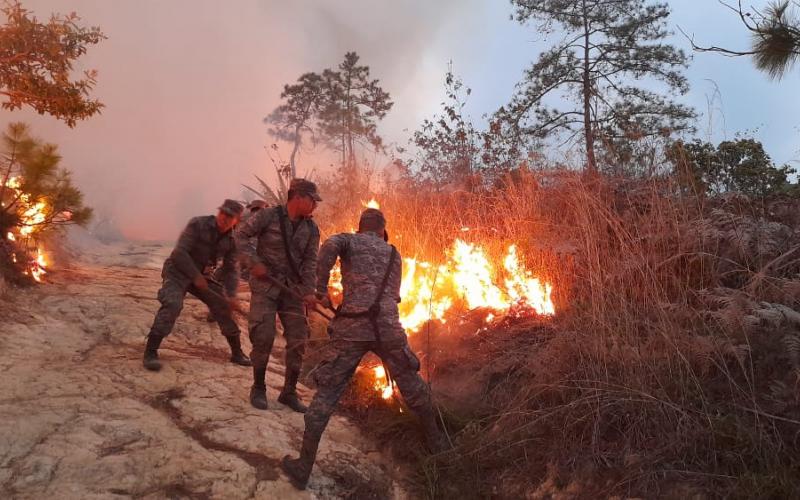 Sofocamiento de incendio un forestal registrado en la finca Santa Isabel, ubicada en la aldea La Ciénaga, municipio de San Raymundo en el departamento de Guatemala.