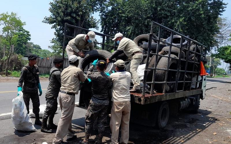 Ejército de Guatemala apoya tareas de deschatarrización en Masagua.