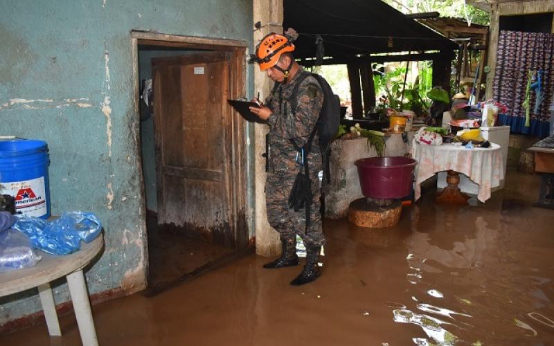Las intensas lluvias en el sur del país, favorecen el riesgo de desastre por inundaciones, afectando cultivos, viviendas y rutas de acceso, especialmente en los departamentos de Suchitepéquez y Retalhuleu.   Como parte de las acciones para prevenir y mitigar situaciones que pudieran afectar a la población en esas zonas, el Ejército de Guatemala, a través de la Cuarta Brigada de Infantería “General Justo Rufino Barrios”, con sede en el departamento de Suchitepéquez, en coordinación con la Coordinadora Nacion