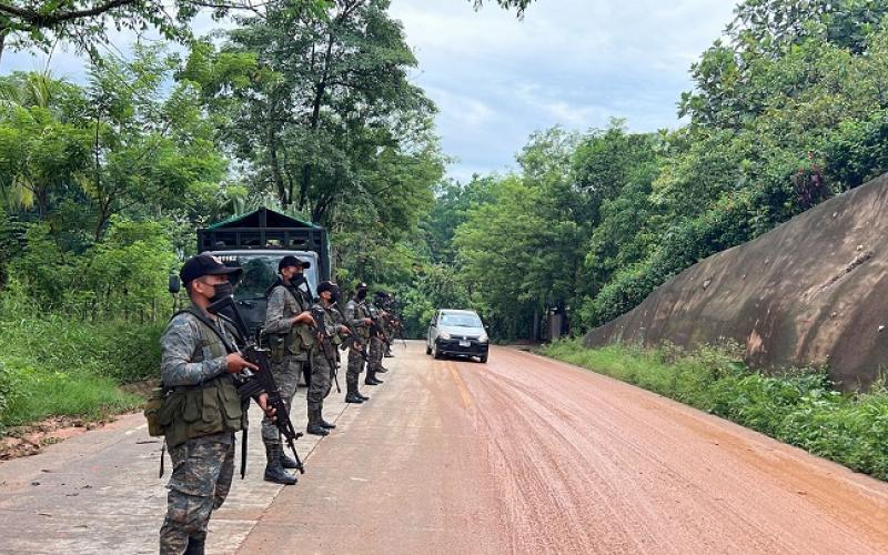 Brigada de Artillería apoyó tareas de habilitación de tramo carretero afectado por deslave en Alta Verapaz