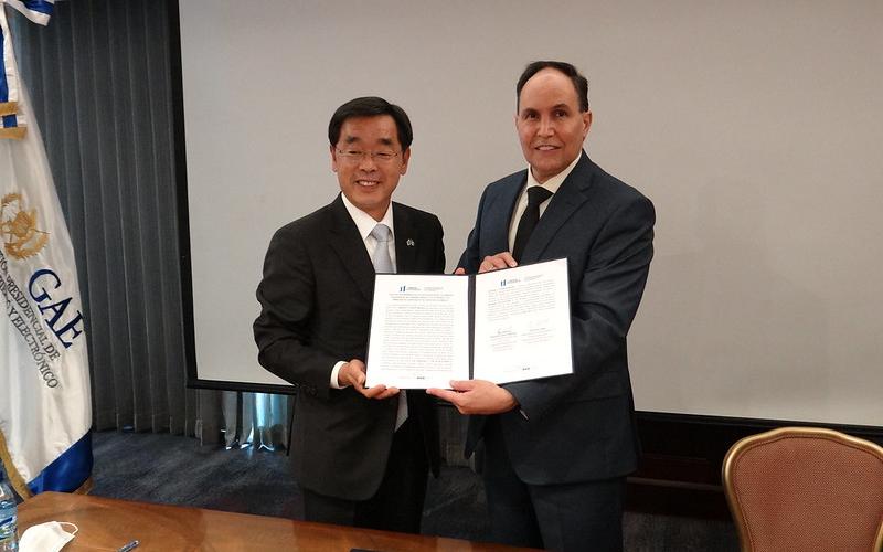 Izquierda Embajador de la República de Corea en Guatemala, Ha Yeon Chang, Derecha el Coordinador y Director Ejecutivo, de la Comisión Presidencial de Gobierno Abierto y Electrónico, Ingeniero Enrique Cossich