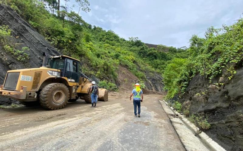 Limpieza tras registrarse un derrumbe en el departamento de Quiché.