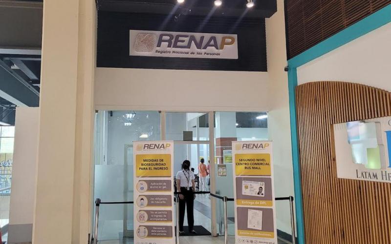 RENAP TRABAJA FINES DE SEMANA EN CENTROS COMERCIALES 