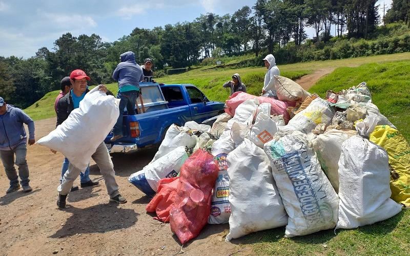 Delegación del MARN en Chimaltenango dirige recolección de desechos en Patzún