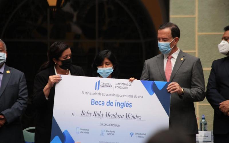 Ministro programa becas de inglés 