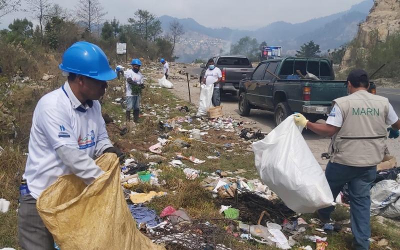 Jornada de saneamiento ambiental en Sololá involucra a vecinos