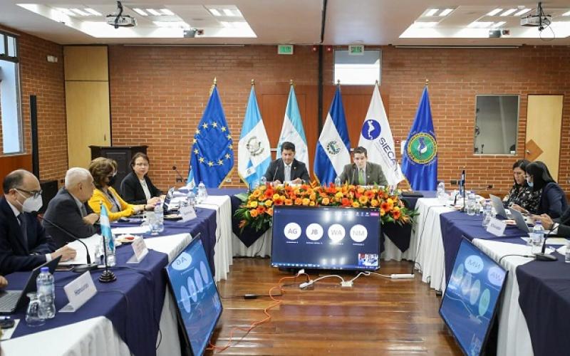 El ministro de Economía, Dr, Janio Rosales, (Izq.) presidió junto al secretario general de SIECA, Francisco A. Lima Mena (Der.) la reunión.