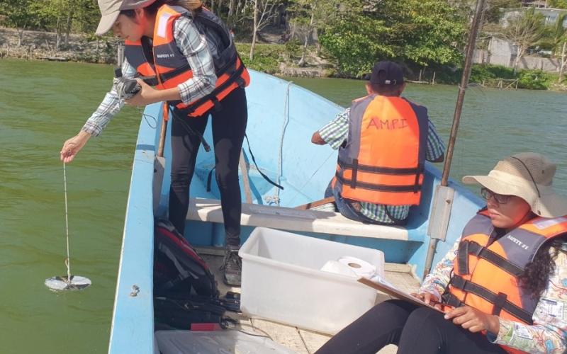 Monitorean calidad del agua en lagunas de Petén