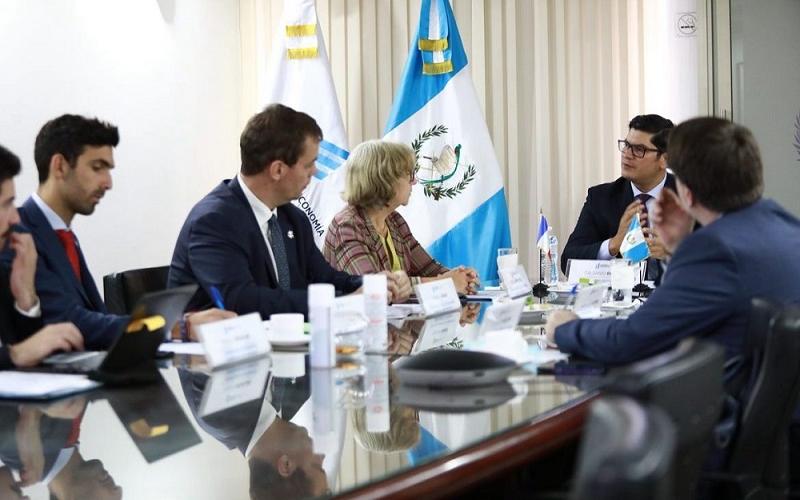 La embajadora Roussel (cuarta de Izq. a Der.) se dirige al ministro de Economía, Dr. Janio Rosales (cabecera de la mesa).   