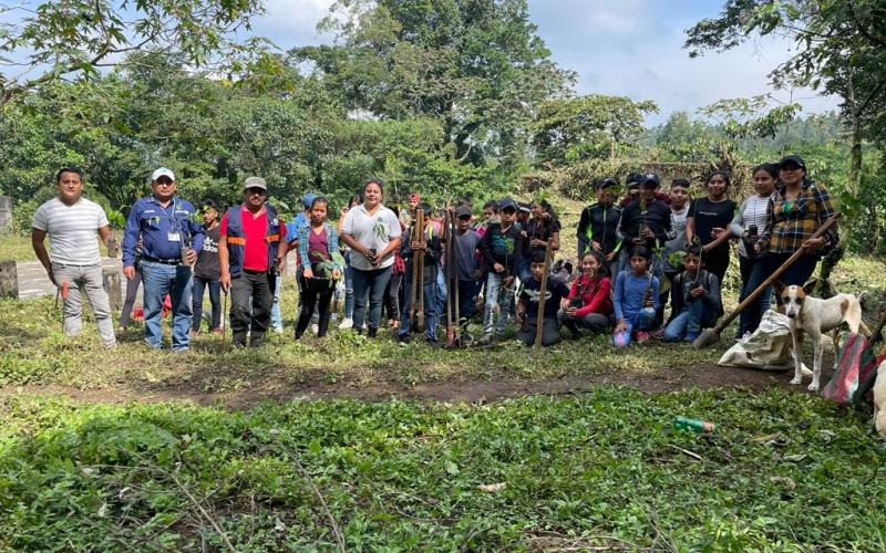 Enseñan a escolares importancia de los bosques con jornada de reforestación 
