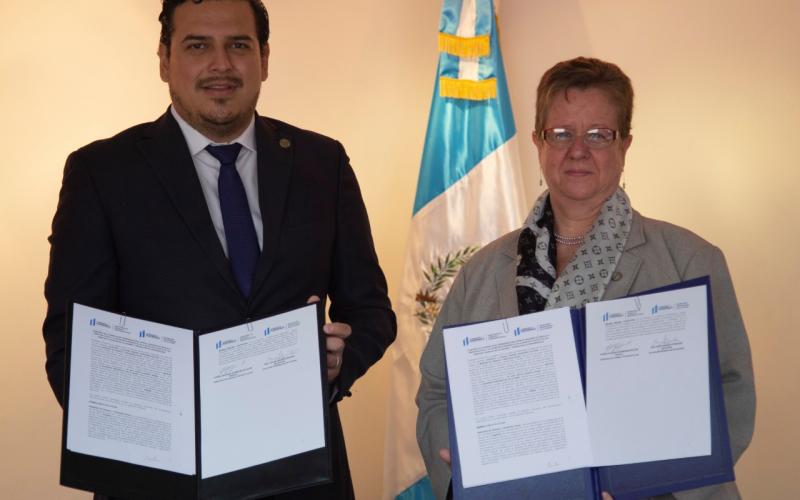 La Secretaria Presidencial de la Mujer Ana Leticia Aguilar Theissen junto con el Ministro del Trabajo y Prevención Social, Rafael Eugenio Rodríguez Pellecer